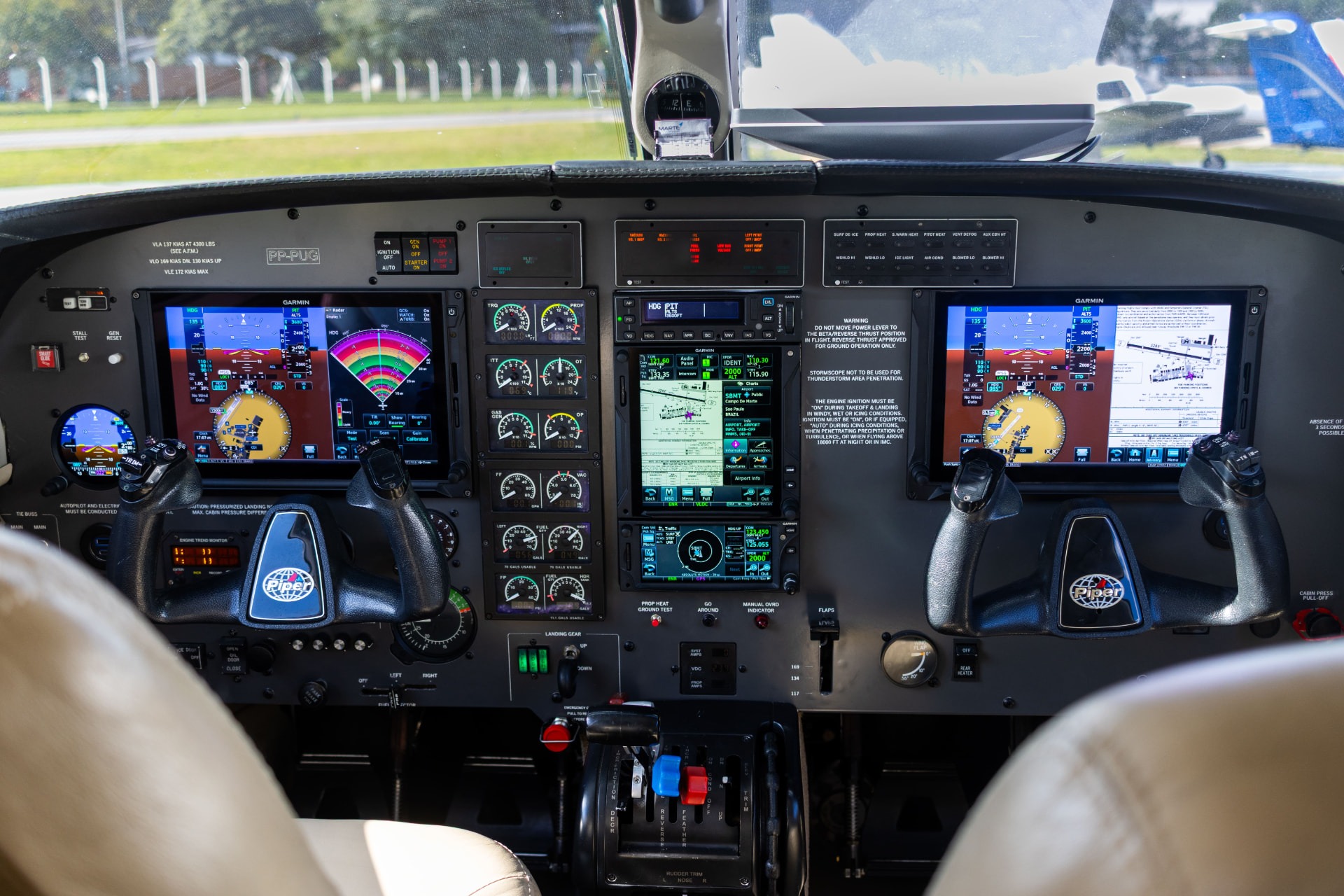 Painel completo de Piper Cheyenne com telas Garmin instaladas pela Marte Updates